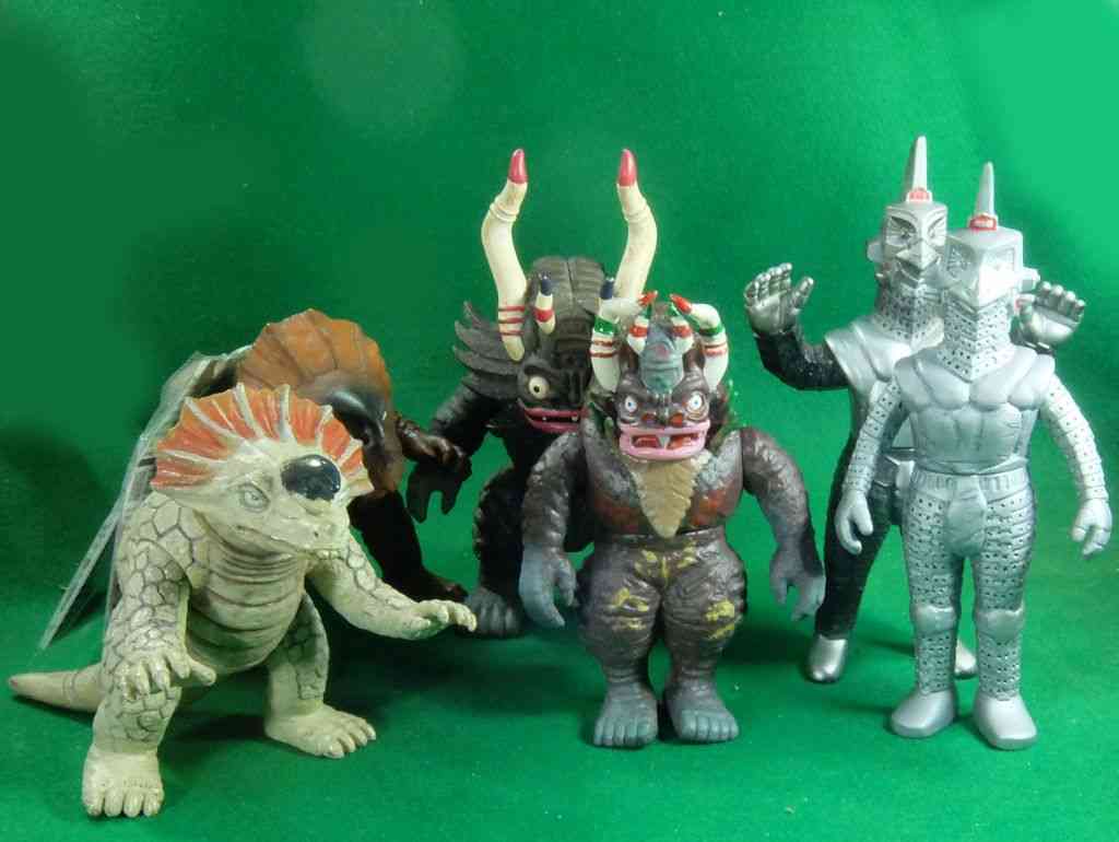 ウルトラセブン』3大カプセル怪獣の80年代ソフビをリバイブ塗装してハイエンド版と徹底比較! 市川大賀公式サイト ウルトラ怪獣 フィギュア 21体